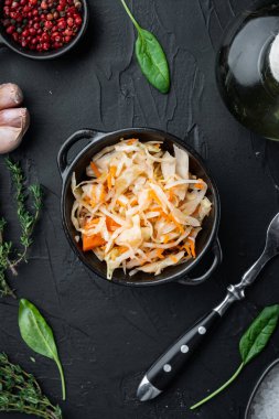 Lahana koruma seti, siyah zemin üzerinde, üst görünüm düz yatıyordu