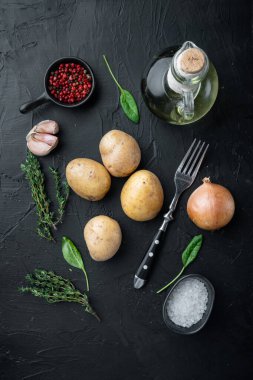 Taze patates yığını, siyah arka planda, üst manzara düz.