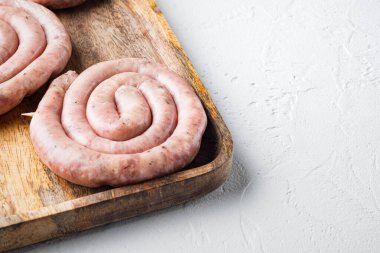 Beyaz arkaplanda, metin kopyalama alanı için alanı olan çiğ et sosisi seti