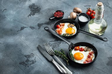 Dökme demir tavada malzemeli sahanda yumurta, gri arka planda, metin kopyalama alanı