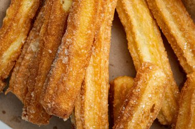 Geleneksel churros çubukları tarçın ve şeker tozu seti, üst görünüm düz