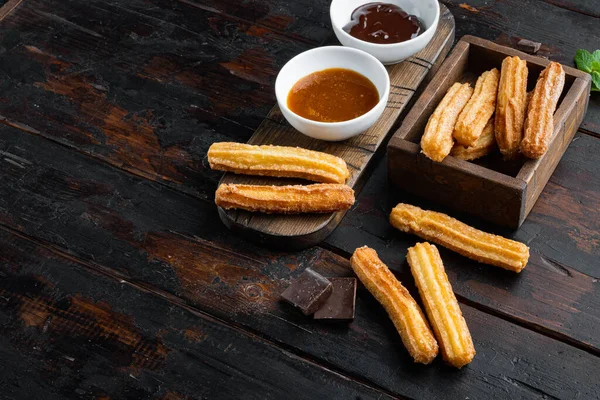 Churros Con Azúcar Salsa Chocolate Sobre Fondo Mesa Madera Oscura — Foto de Stock