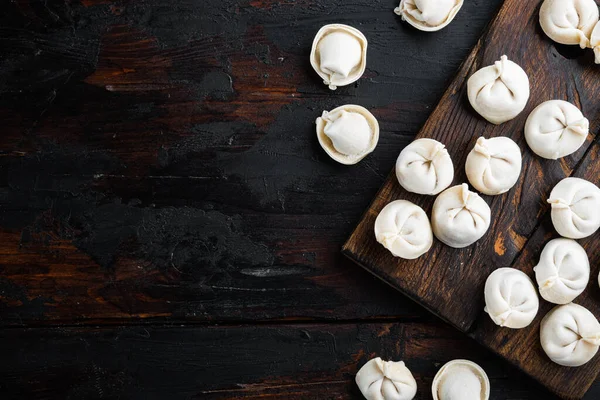 Donmuş Hamur Köfteleri Tortellini Ravioli Eski Koyu Ahşap Masa Zemininde — Stok fotoğraf