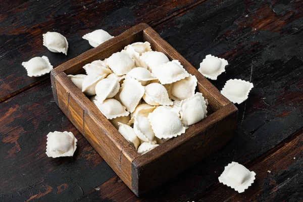 Conjunto Tortellini Ravioles Dumplings Congelados Caja Madera Sobre Fondo Mesa —  Fotos de Stock