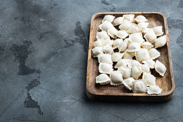 Donmuş Hamur Köfteleri Tortellini Ravioli Ahşap Kutuda Gri Arka Planda — Stok fotoğraf