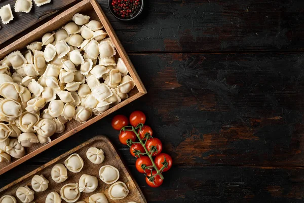 Çiğ Talyan Ravioli Tortellini Taze Parmesan Fesleğenli Domatesler Eski Koyu — Stok fotoğraf