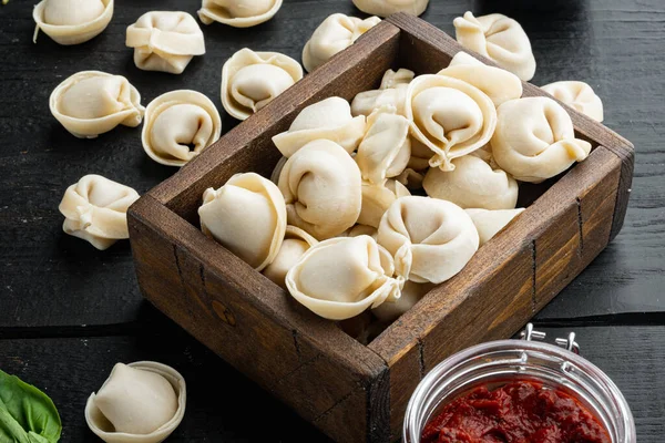 Talyan Tortellini Taze Ricotta Yaprakları Domatesleri Ile Siyah Ahşap Masa — Stok fotoğraf