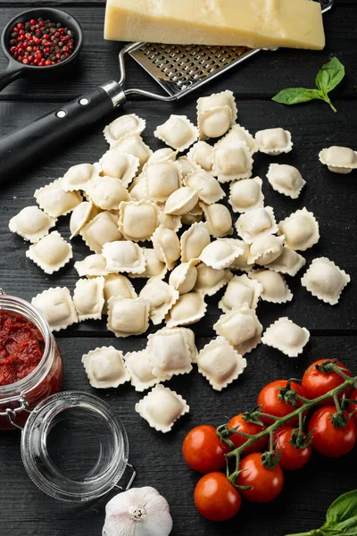 Smaklig Ravioli Med Mjöl Och Basilika Set Svart Trä Bord — Stockfoto