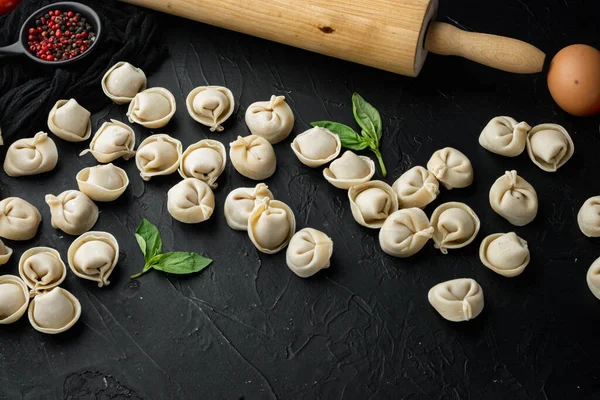 Tortellini Med Parmesan Och Basilika Set Svart Bakgrund — Stockfoto