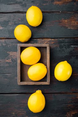 Olgun limon seti, ahşap kutuda, koyu ahşap zemin üzerinde, üst düz yatıyordu.