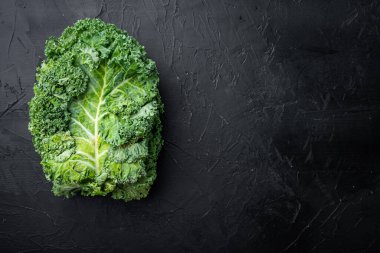 Kale salatası sonbahar seti ürünü bırakır, siyah arkaplanda, üst görünüm düz yerde, metin için telif alanı ve boşluk ile