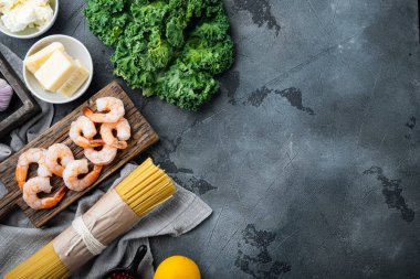 Dereotlu parmesan aromalı spagetti, karides pişirme malzemeleri seti, gri arkaplan, kopyalanacak yer ve metin için yer.