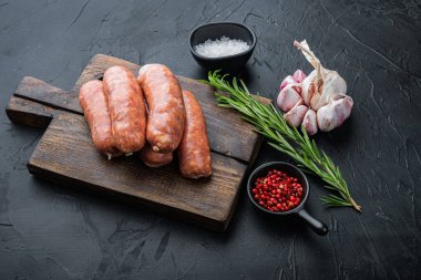 Geleneksel domuz sosisi, siyah arka planda..