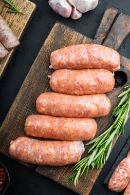 Geleneksel mest sosisler, düz yatış, siyah arkaplan üzerine.
