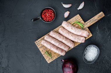 Ev yapımı tavuk eti sosisleri, üst görünümü yazı alanı, siyah arkaplan.