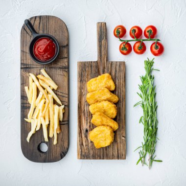 Beyaz arka planda kızartılmış ev yapımı tavuk külçeleri..