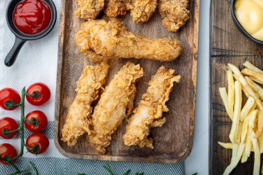 Çıtır çıtır kızarmış tavuk kesimi beyaz arka planda, üst manzara.