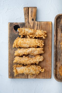 Beyaz arka planda kızarmış tavuk budu kesimleri, üst manzara..