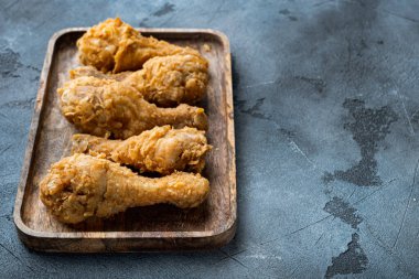Kızarmış tavuk budu, arka planda tavuk budu parçaları, fotokopi alanı var..