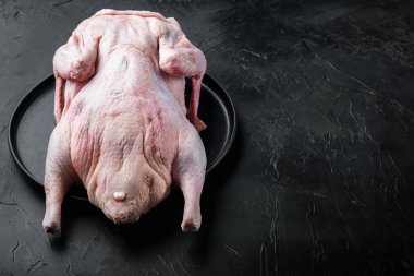 Siyah arkaplanda ördek eti pişirme tarifi..