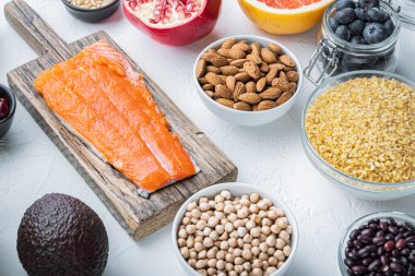 Beyaz arka planda bağışıklık güçlendirici içeren sağlıklı yiyecekler..