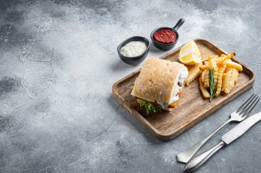 Kırılmış balık setiyle ev yapımı baget, gri arkaplan, metin için telif alanı ve boşluk