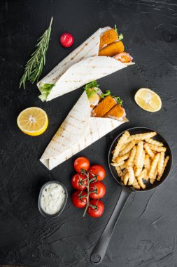 Balıklı sandviç, peynirli ve sebzeli sandviç. Siyah arka planda, düz manzaralı.