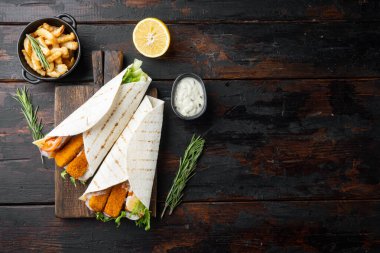 Balık kroket ve tartar sosu seti, eski koyu ahşap masa arkaplanı üzerinde, üst görünüm düz, metin için telif alanı ve boşluk ile