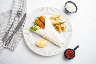 Balık kroketleri yuvarlanır ve tartar sosu dizilir, tabakta, beyaz arka planda, üst görünüm düz yerde, metin için telif alanı ve boşluk ile