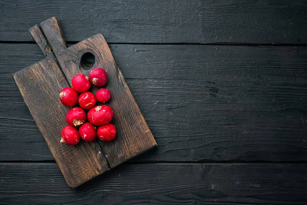Sebze yığını kırmızı turplar seti, ahşap kesim tahtası, siyah ahşap masa arkaplanı, üst görünüm düz, kopyalanacak yer ve metin için alan