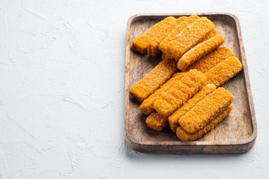 Donmuş balık ekmek kırıntıları, ahşap tepside, beyaz arkaplanda, metin için metin alanı ve boşluğu olan