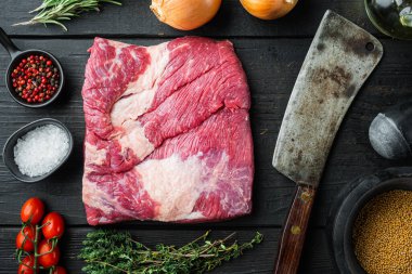 Abur cubur haçı, çiğ et et seti, mangal yapmak için malzemeler, pastırma, tedavi, siyah ahşap masa arkasında.