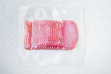 Kurutulmuş domuz eti dilimleri, elektrikli süpürge, beyaz taş arka planda, düz manzaralı.