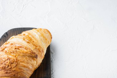 Fransız kruvasan seti, beyaz taş zemin üzerinde, üst görünüm düz, metin için kopyalama alanı ile