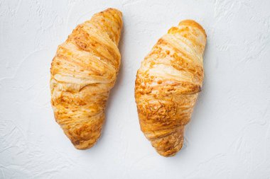 Beyaz taş zemin üzerinde, tereyağlı kruvasanlar, üst görünüm düz yatıyordu.