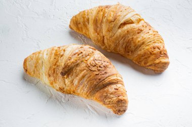 Beyaz taş arka planda taze kruvasan seti.