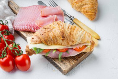 Jambonlu, domatesli, peynirli, otlu ve malzemeli kruvasan sandviçi.