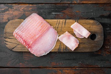 Haşlanmış domuz jambonu seti, eski koyu ahşap masa arkasında, üst manzara düz yatıyordu.