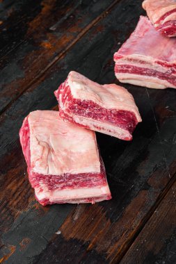 Çiğ et kaburga seti, eski koyu ahşap masa arkaplanı üzerine, metin için kopyalama alanı ile
