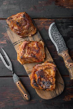 Izgara sığır eti kısa kaburga seti, eski koyu ahşap masa arka planı, üst görünüm düz yatıyordu