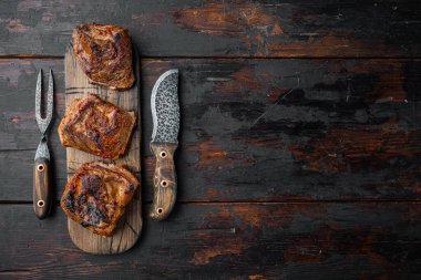 Ev yapımı Biftek Kaburgaları seti, eski koyu ahşap masa arkaplanı, üst görünümü düz, metin alanı için kopyalama alanı ile