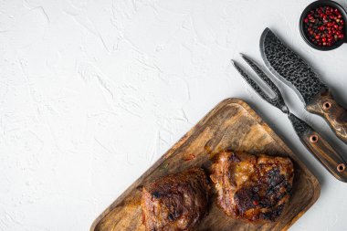 Beyaz taş zemin üzerinde, fırında kısa kaburga seti, üst görünüm düz, metin için kopyalama alanı ile