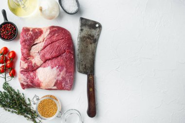 Göğüs eti düz kesim, çiğ et et seti, sigara yapımında kullanılan malzemelerle barbekü, pastırma, tedavi, beyaz taş zemin, üst görünüm düz, metin için fotokopi alanı