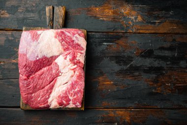 Noktalı göğüs eti, çiğ et eti seti, eski koyu ahşap masa arkaplanı, üst görünüm düz, metin alanı için fotokopi alanı