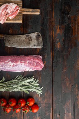 Çiğ domuz filetosu ile adaçayı seti eski kasap satırı bıçağı, eski koyu ahşap masa arka planı, üst görünüm düz metin için alan ve telif alanı ile