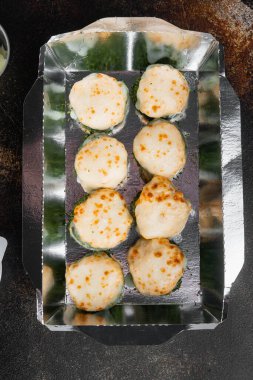 Japon yemeği konsepti. Yemek servisi, çeşitli suşi çeşitleri Philadelphia dürümleri ve fırında karides ruloları, eski, koyu kırsal arka planda, üst manzara düz yatıyordu.