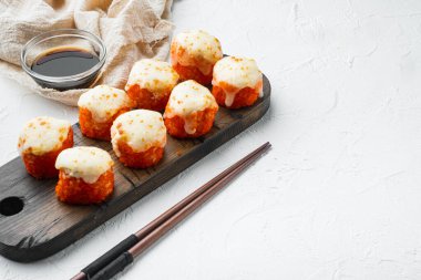 Wasabi ve zencefilli taze suşi ruloları, beyaz taş zemin üzerinde, metin için telif alanı ve boşluk ile