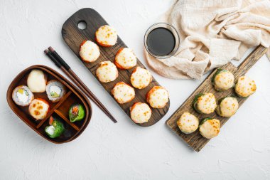 Japon suşi rulolarının adı wasabi ve somon balığı seti ile fırınlanmış Ebi, beyaz taş zemin üzerinde, üst manzara düz yatıyordu.