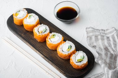 Geleneksel taze Japon suşi ruloları seti, beyaz taş zemin üzerinde, metin için telif alanı ve boşluk ile