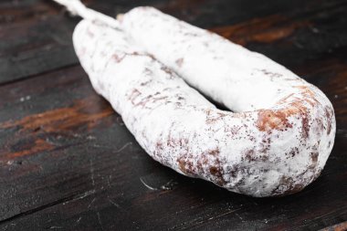 Koyu ahşap arka planda İspanyol kuru sosisi..